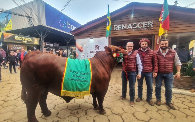 Paulo Roberto Pavin, proprietário da Estância Renascer, e os filhos Leonardo e Paulo Roberto, com Grande Campeão Brangus | abc+