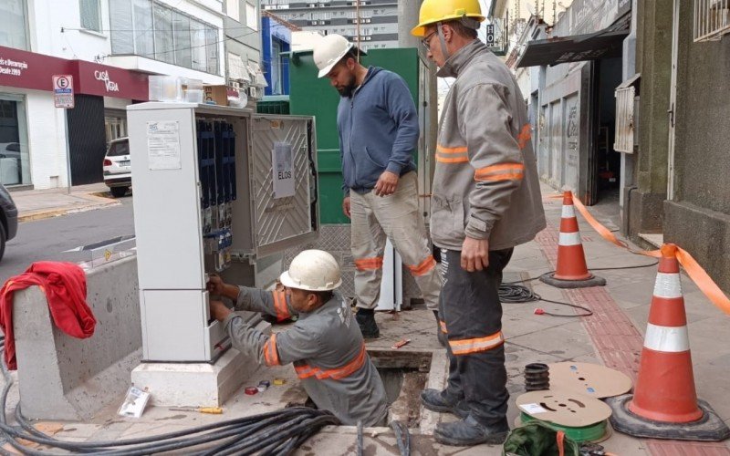 Cabeamento das redes de energia elétrica e lógica já começou nas primeiras quadras da Rua Independência