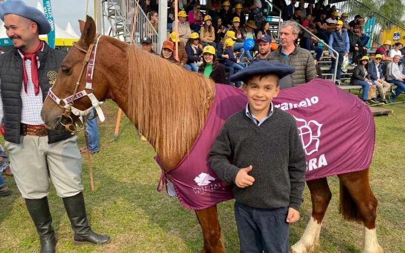 Cavalo Caramelo com pequeno fã na Expointer  | abc+