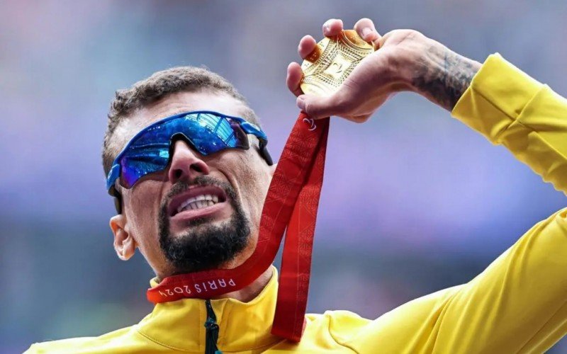 Júlio César Agripino com a medalha de ouro conquistada nos Jogos de Paris | abc+