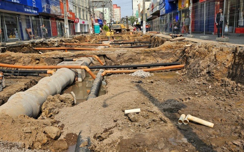 Obras de revitalização da Rua Independência chegaram na sexta quadra da via