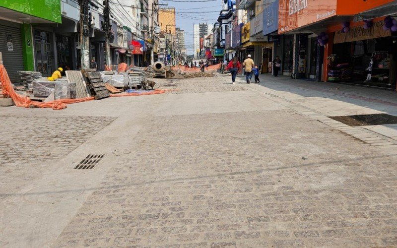 Parte da terceira quadra da Rua Independência está pronta, mas obras seguem no trecho