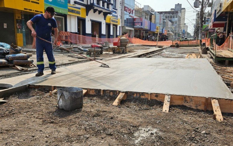 Em parte da terceira quadra, equipes trabalham na concretagem da via