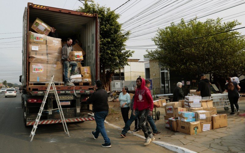 Caixas de doações descarregadas de container, na  manhã desta sexta-feira (30), têm a bandeirinha de Portugal 