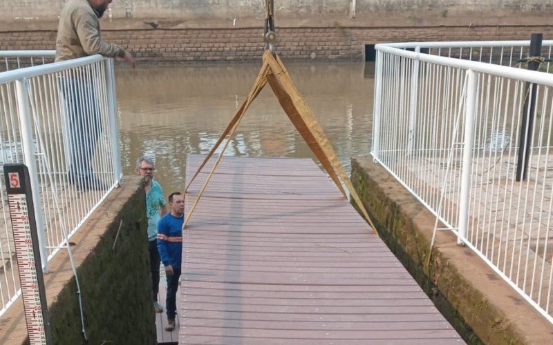 Píer do barco-escola Peixe Dourado é instalado junto à sede da Secretaria do Meio Ambiente