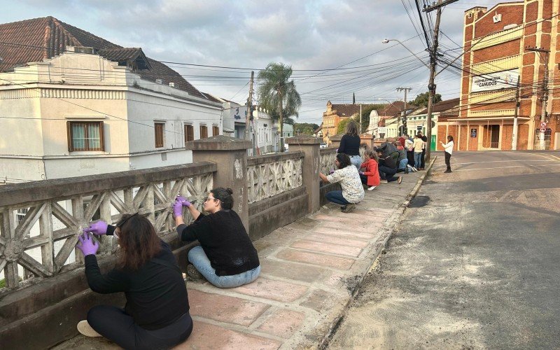 Curso prático ensina técnica de decapagem em muro histórico de Novo Hamburgo. | abc+