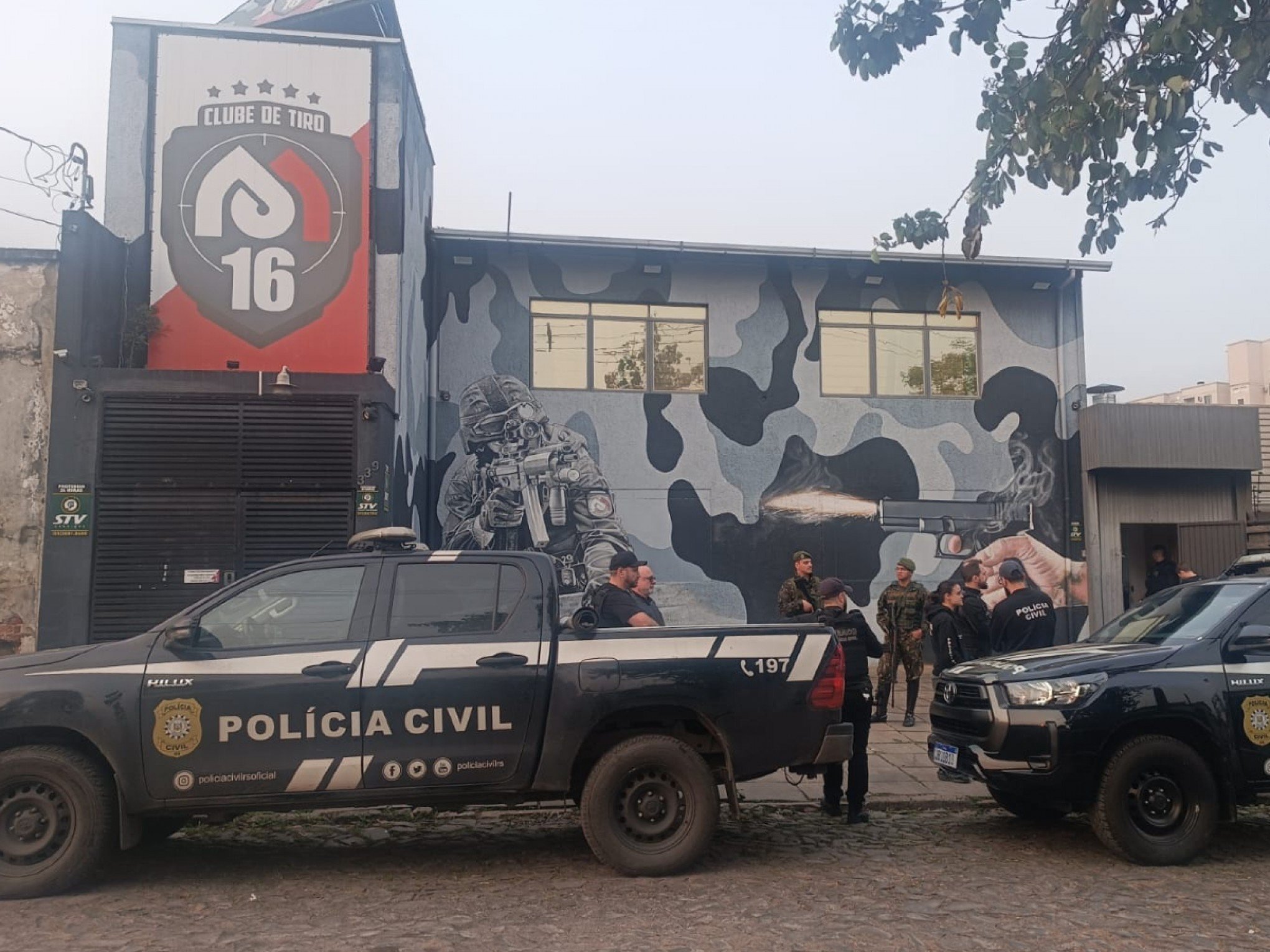 VÍDEO: Clube de tiro é estourado por dezenas de agentes da Polícia e Exército; veja