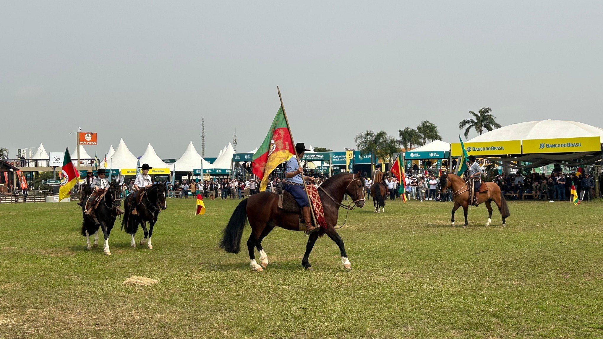 EXPOINTER 2024: Desfile dos Campeões é marcado por homenagem às equipes que atuaram nas enchentes; veja imagens