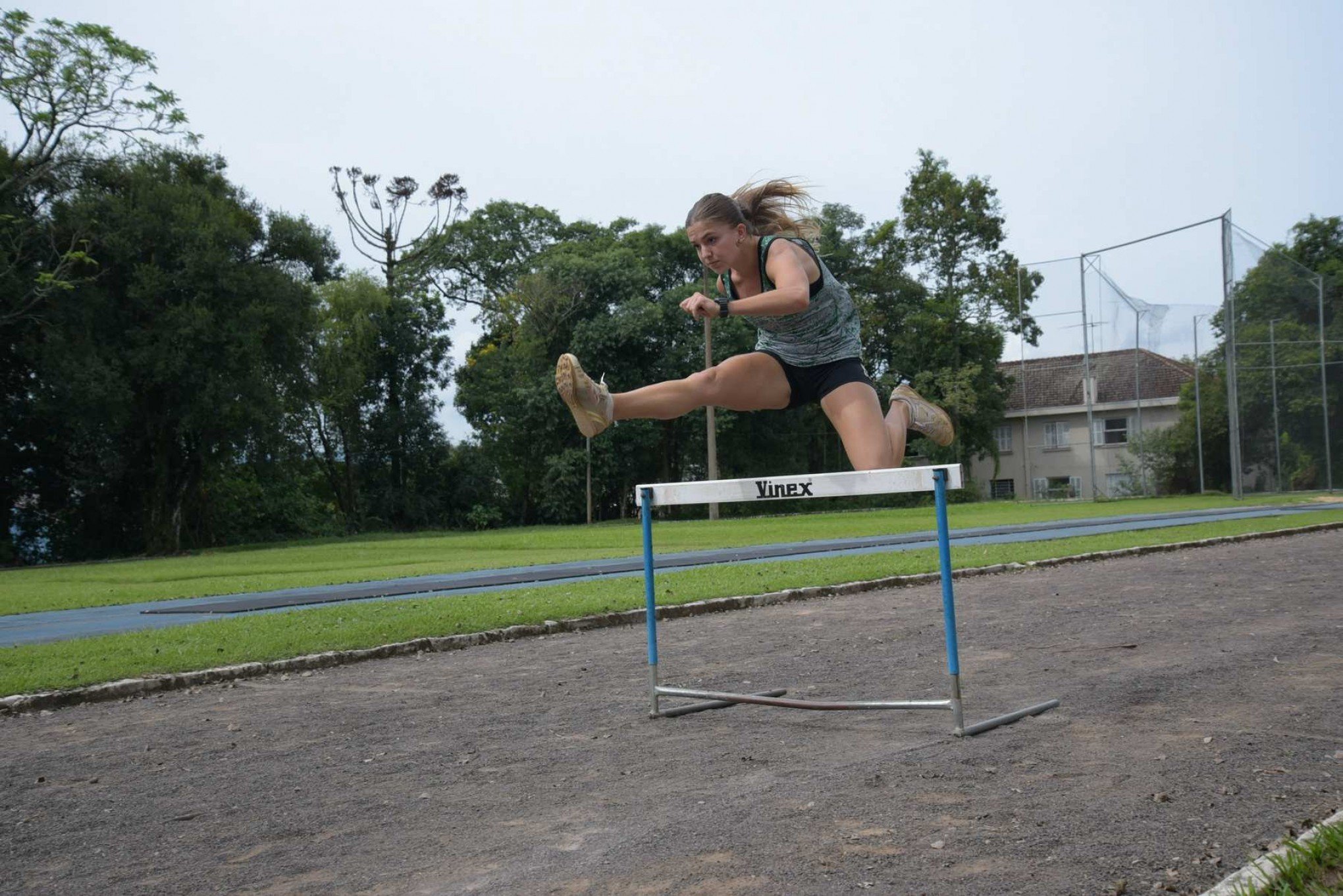 Atletas da Feevale disputam provas do estadual de atletismo