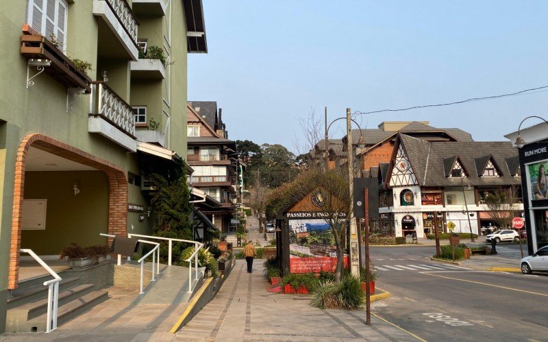 Gramado começa o dia com céu cinzento, sob influência da fumaça das queimadas