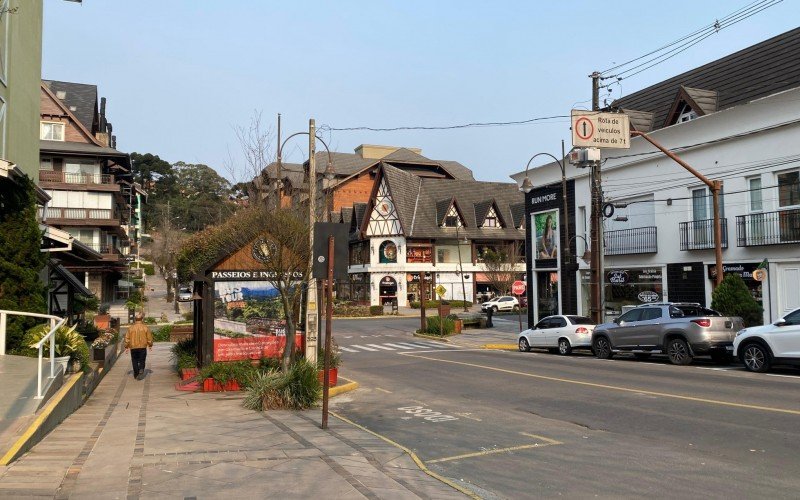 Gramado começa o dia com céu cinzento, sob influência da fumaça das queimadas