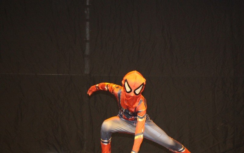 Homem- Aranha na versão  Peter Parker também participou do evento, em três versões  | abc+