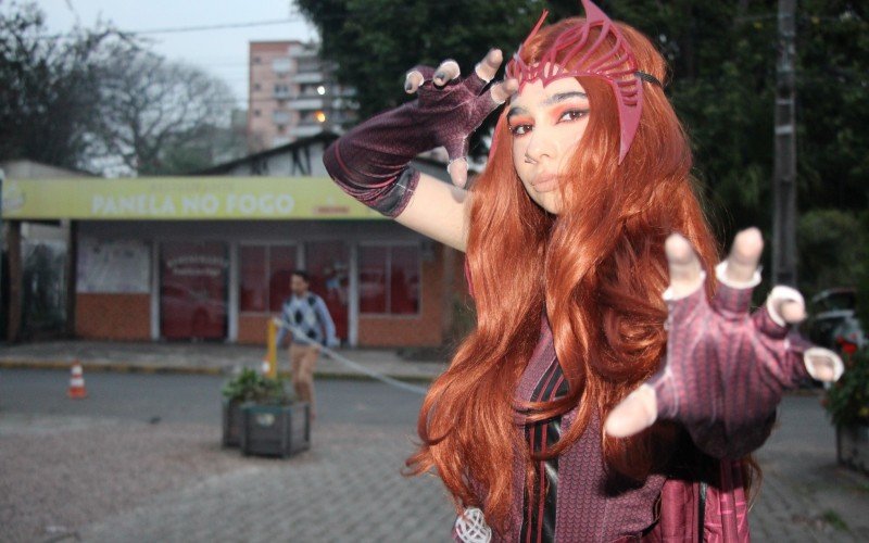  Beatriz Soares (19)  levou o troféu de primeiro lugar para casa com o cosplay de Wanda Maximoff, a Feiticeira Escarlate da Marvel. | abc+