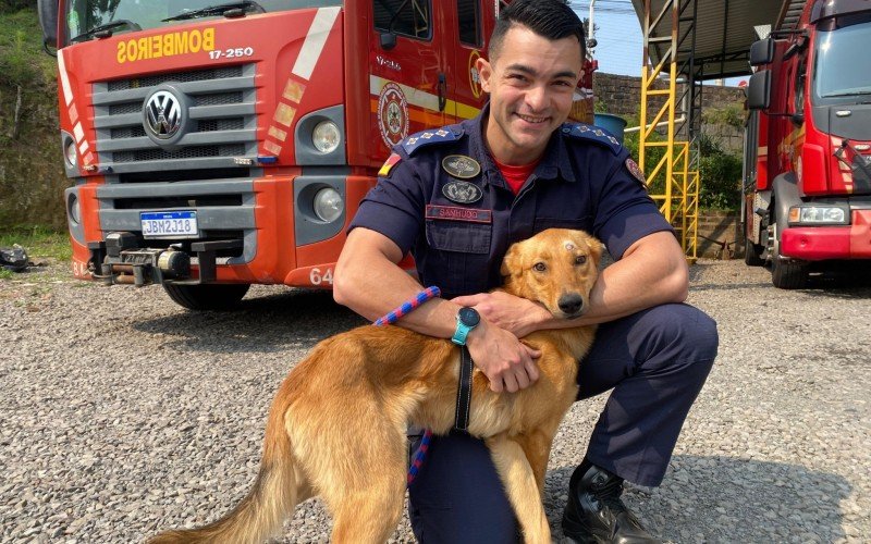 Capitão dos Bombeiros Pedro Sanhudo com o Peral, resgatado no Cânion