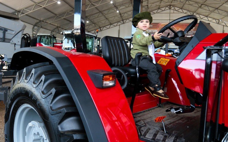 O pequeno Anthony, 2 anos e 10 meses, ficou encantado com as máquinas agrícolas