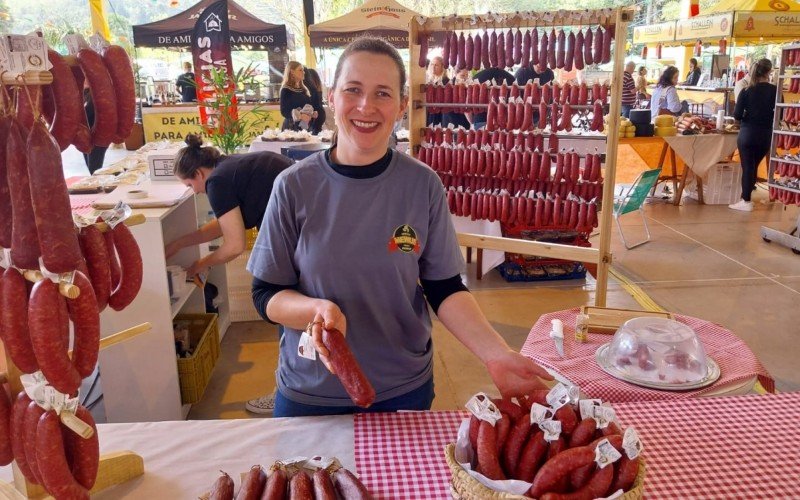 Cátia Mewis vende embutidos na na Festa do Café, cuca e Linguiça, em Picada Café   | abc+