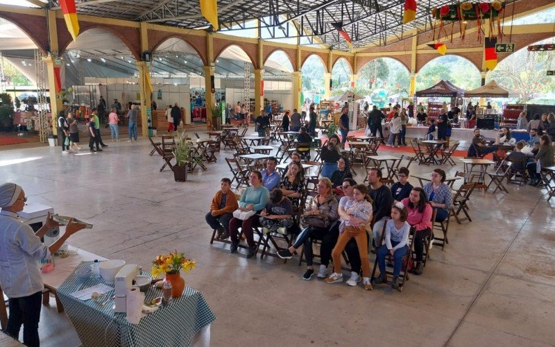 Oficina de cuca de linguiça com Elisete na Festa do Café, cuca e Linguiça, em Picada Café  | abc+