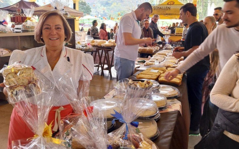 Na Festa do Café, cuca e Linguiça, em Picada Café , Marlene Malakoski Holz vende cucas