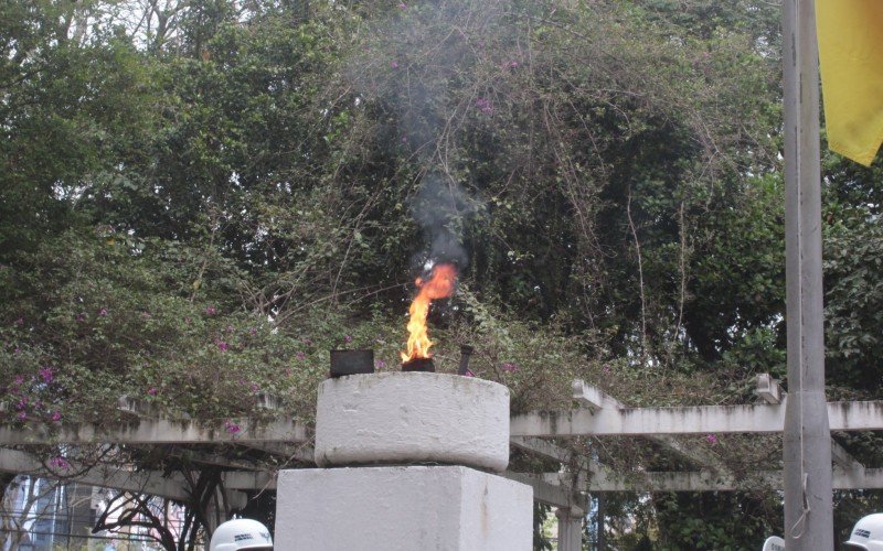 Acendimento da pira com Fogo Simbólico, na Praça da Emancipação, marca abertura da Semana da Pátria de 2024 em Canoas, neste domingo (1°)