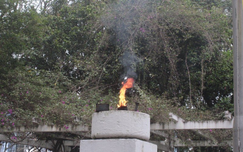 Acendimento da pira com Fogo Simbólico, na Praça da Emancipação, marca abertura da Semana da Pátria de 2024 em Canoas, neste domingo (1°)