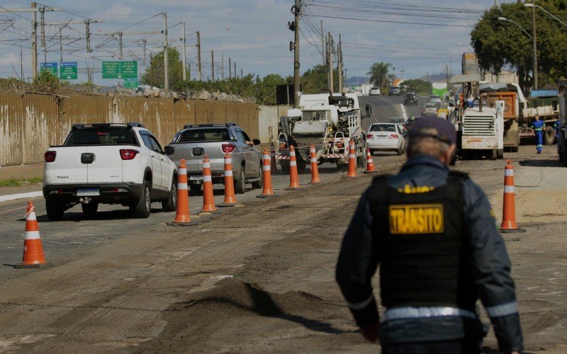 Operação tapa-buracos chegou na Avenida Guilherme Schell na manhã desta segunda-feira (2)