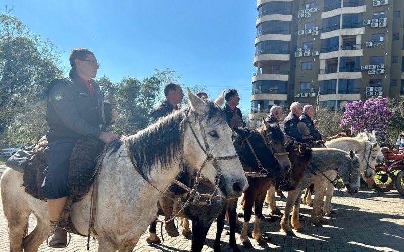 Guarda de Honra da Chama Crioula da 30ª Região Tradicionalista conta com 14 cavaleiros. | abc+