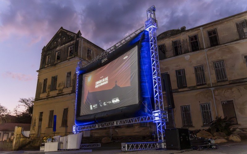 Exibição contou com cinema ao ar-livre na parte externa do seminário