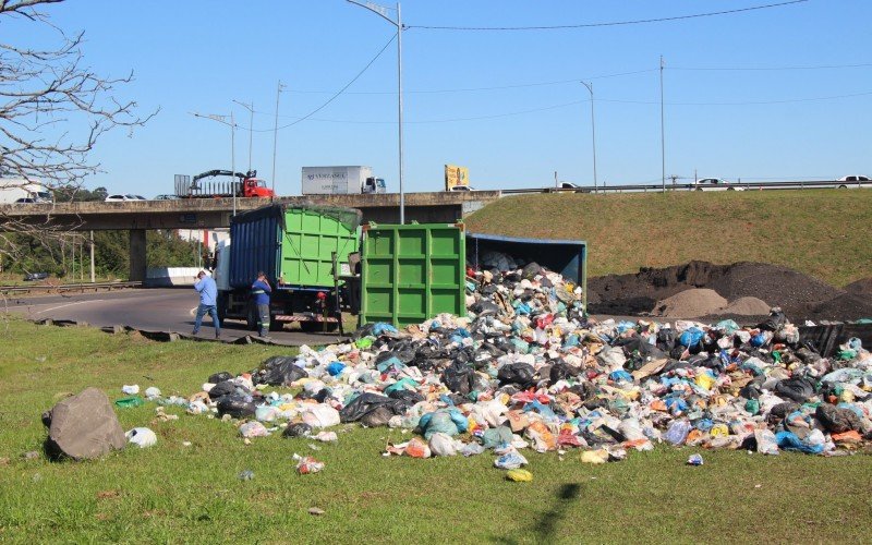 Caminhão carregado de lixo tomba na alça de acesso da RS-239 à BR-116 | abc+