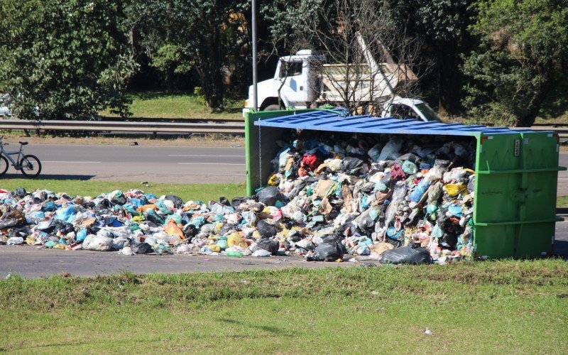 Caminhão carregado de lixo tomba na alça de acesso da RS-239 à BR-116