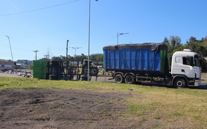 Caminhão carregado de lixo tomba na alça de acesso da RS-239 à BR-116