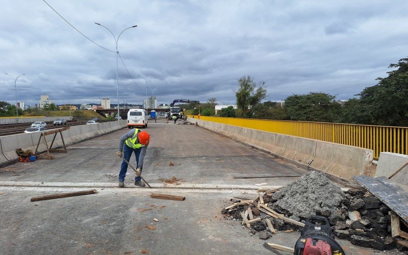 Obras na ponte sobre o Rio dos Sinos em S&atilde;o Leopoldo 