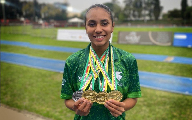 Rayssa com quatro das cinco medalhas que conquistou neste fim de semana. | abc+