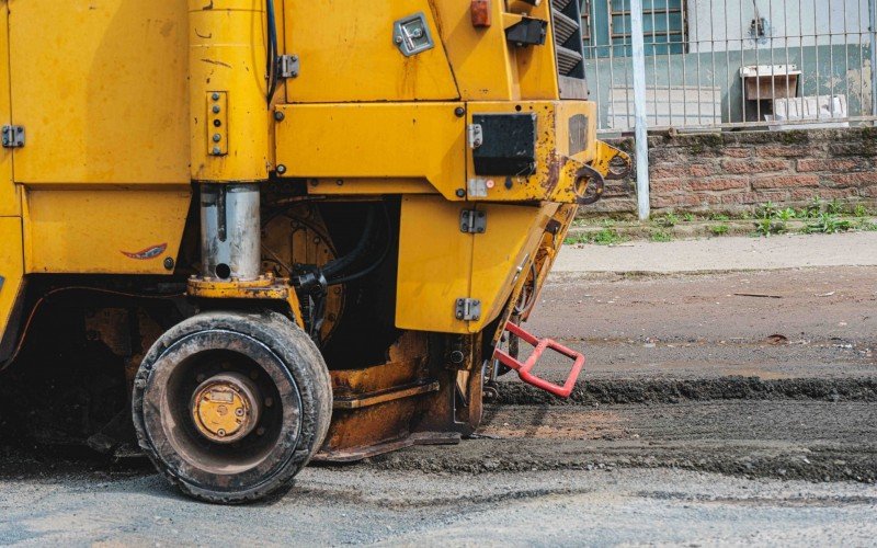 Prefeitura realiza obras de recuperação asfáltica na Estrada do Nazário. Via terá bloqueios até sexta-feira (6) 