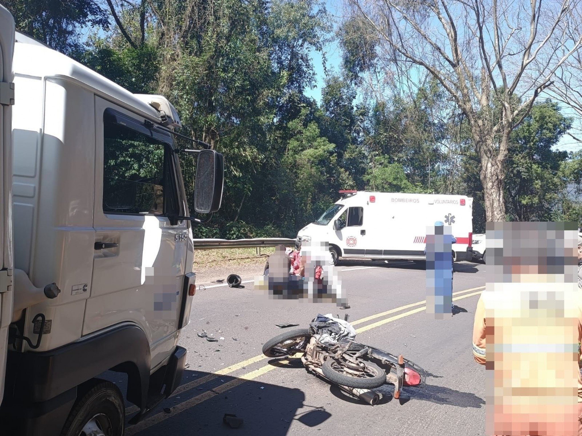 BR-116: Homem morre em acidente entre moto e caminhão