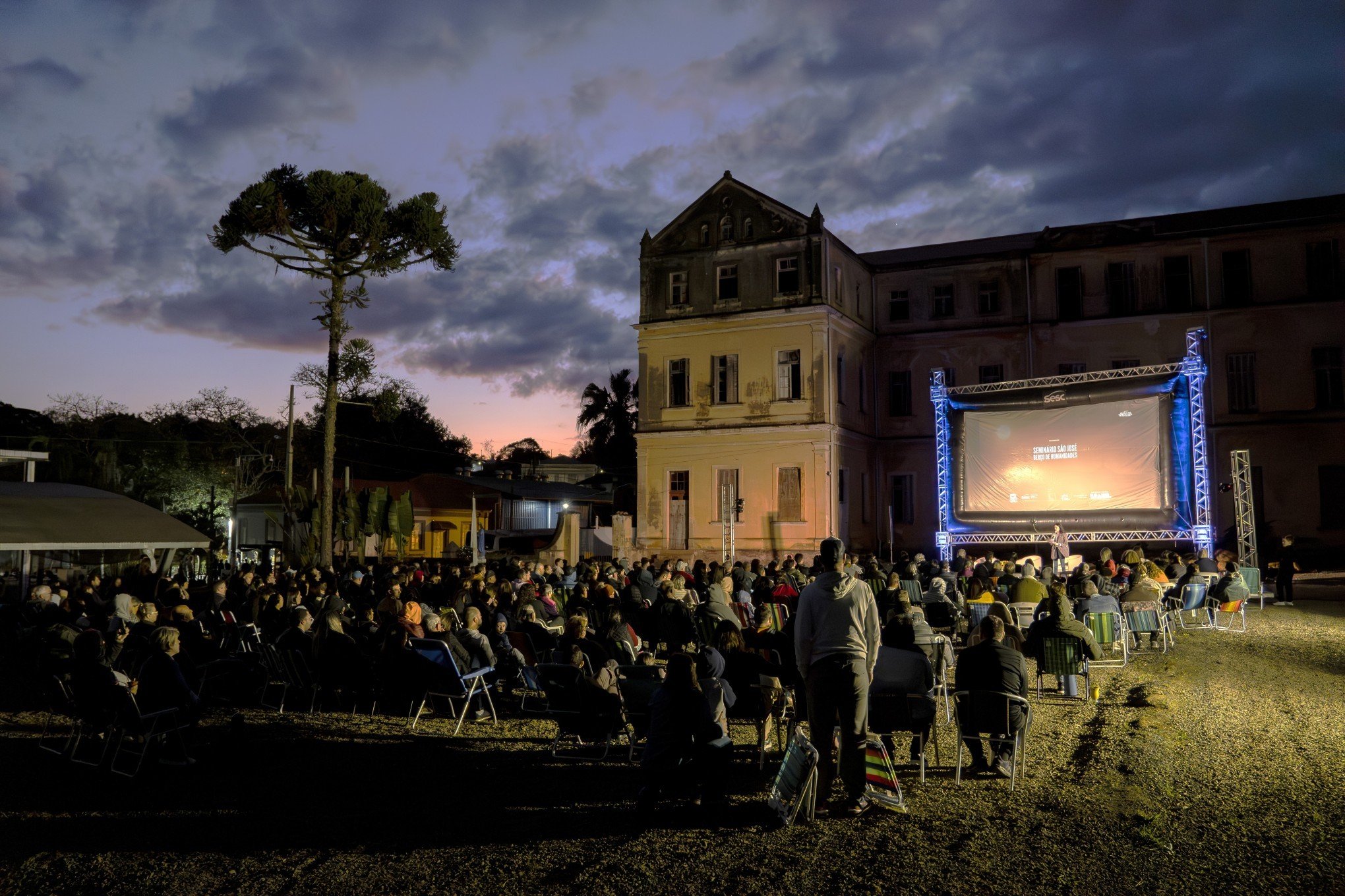 "Seminário São José – Berço de Humanidades": Documentário é lançado durante cinema de rua em Pareci Novo