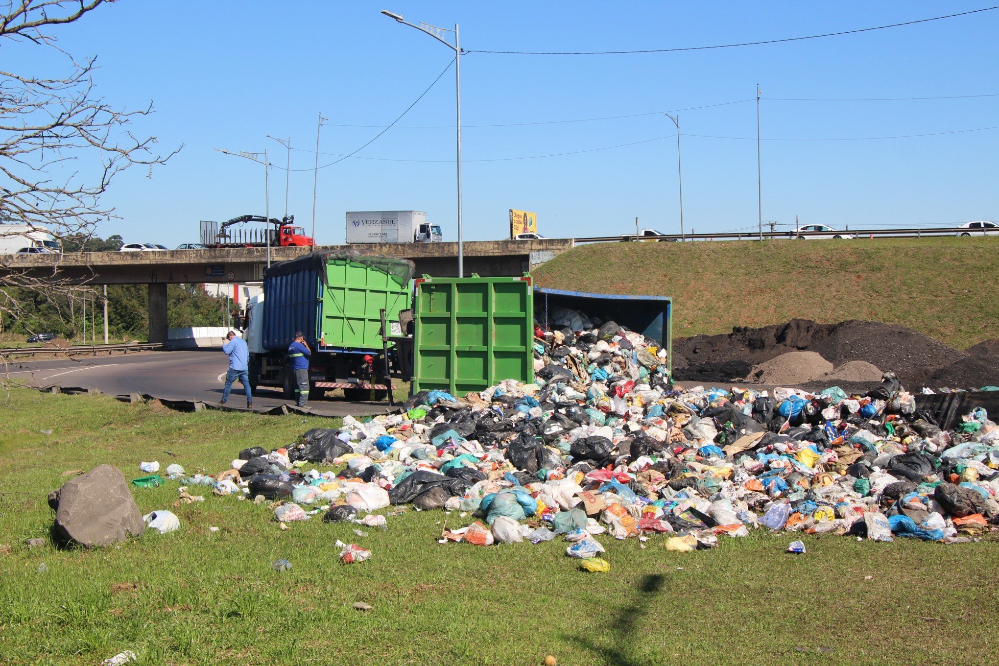 VÍDEO: Veja tombamento de caçamba de caminhão com 9 toneladas de lixo no acesso da RS-239 para BR-116