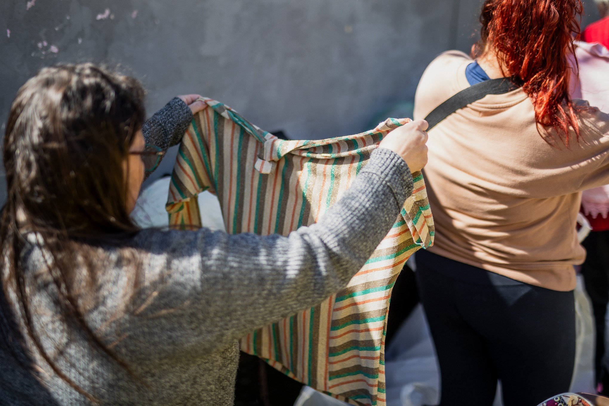 Bairros de Canoas recebem doações de roupas nesta segunda-feira (2)