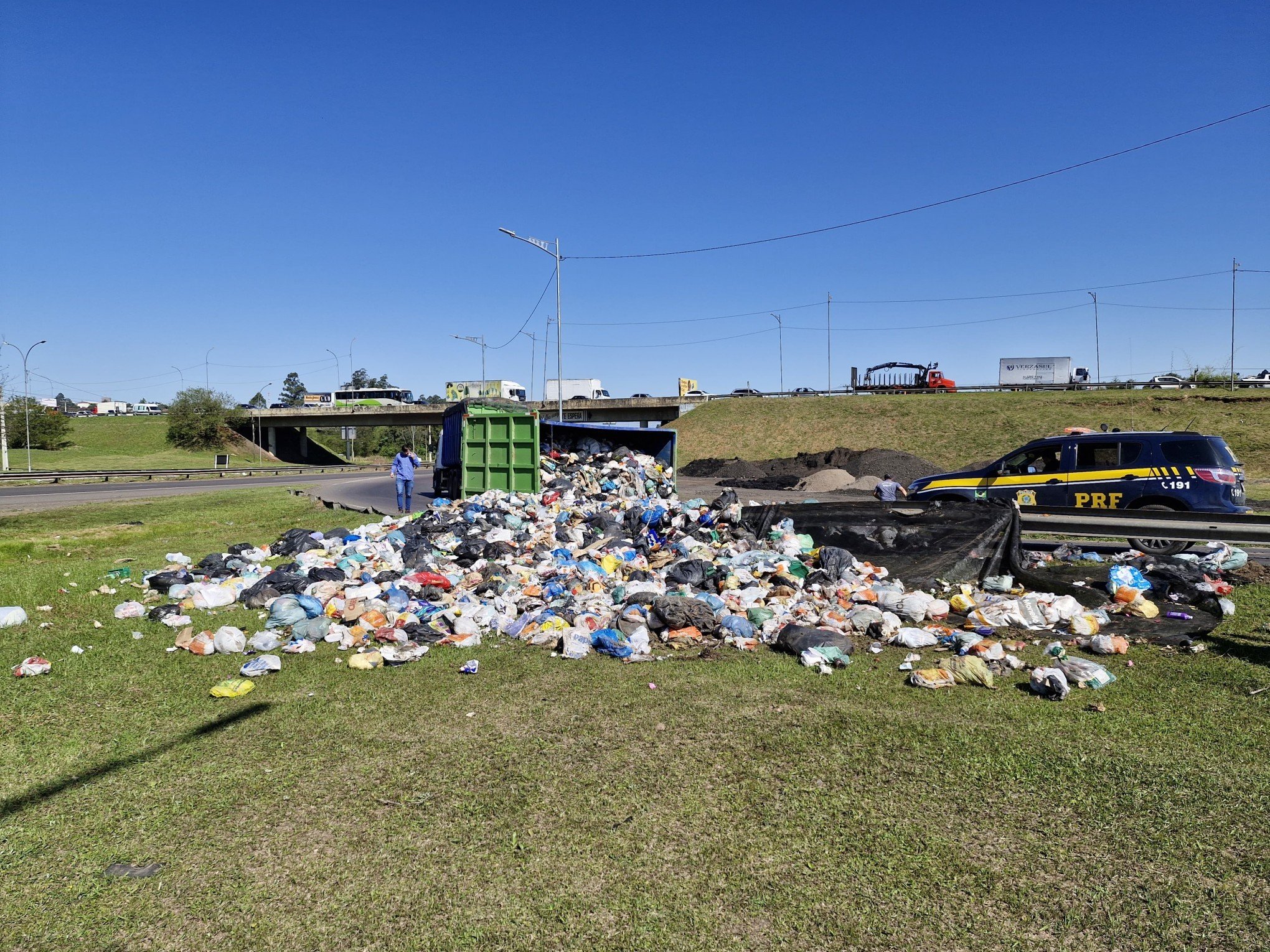 RS-239: Caminhão com cerca de 9 toneladas de materiais recicláveis tomba e causa bloqueio na rodovia