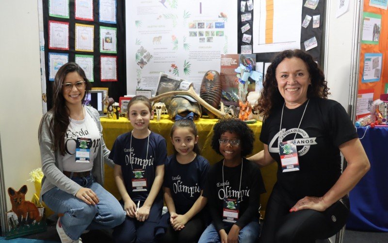 Com ajuda das professoras Gisele Pontin  e Margarete Gonçalves, os estudantes Maria Clara, Alice e a Gustavo aprenderam sobre animais em extinção