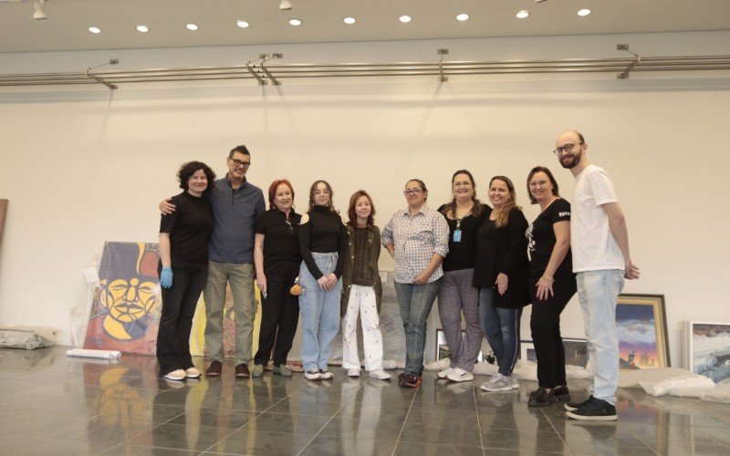 Equipe de coordenação e curadoria dá os toques finais para a abertura da exposição | abc+