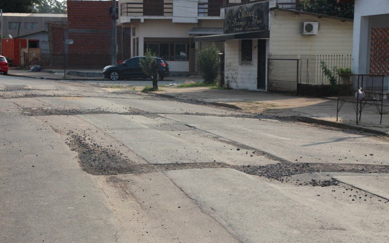 Rua Portão apresenta péssimas condições de trânsito