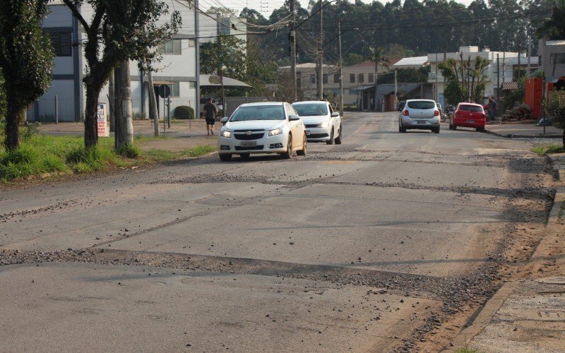 Rua Portão apresenta péssimas condições de trânsito