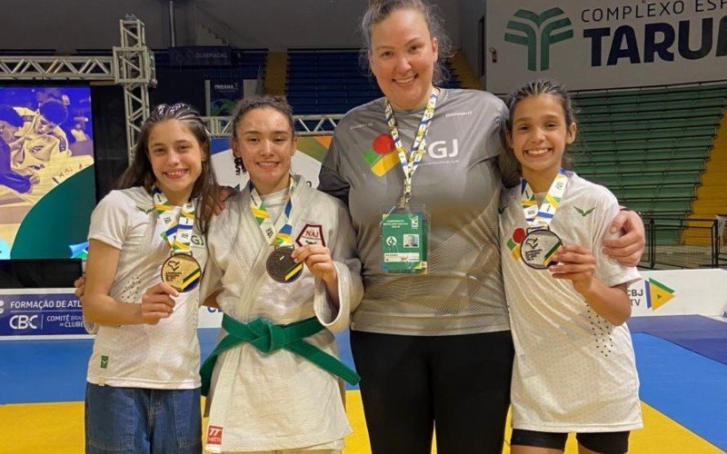 A sensei Rafaela Nitz (de cinza) com as atletas Gabrielli Casola, Maria Valentina Vidoto de Vargas e Laura Ferenz  | abc+