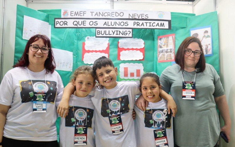 Orientados pelas professoras Denise e Lisandra, Brenda, Viktor e Dienyfer pesquisaram sobre Bullying