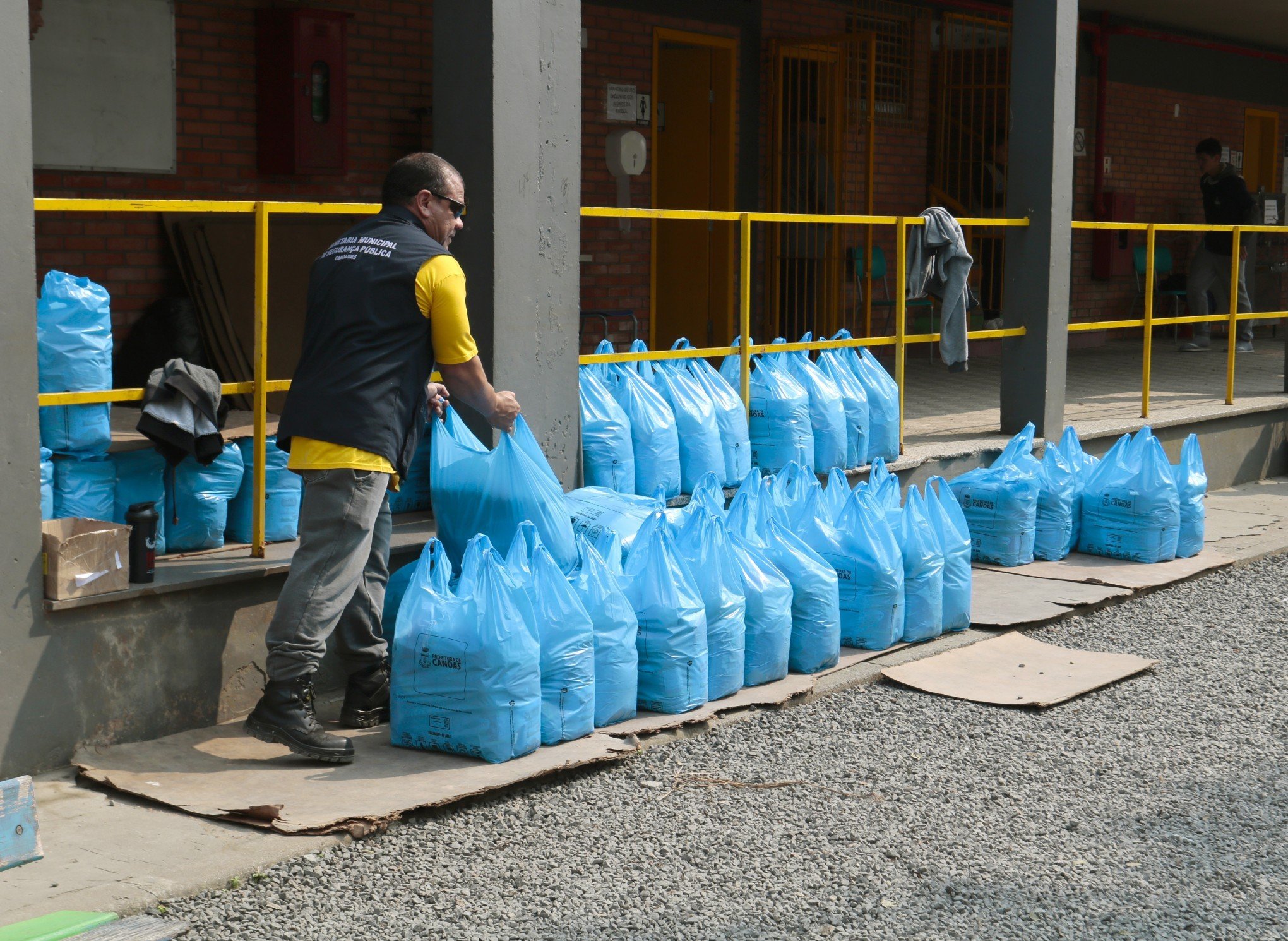 Canoas mantém a entrega de alimentos para moradores de áreas atingidas pela enchente; veja requisitos