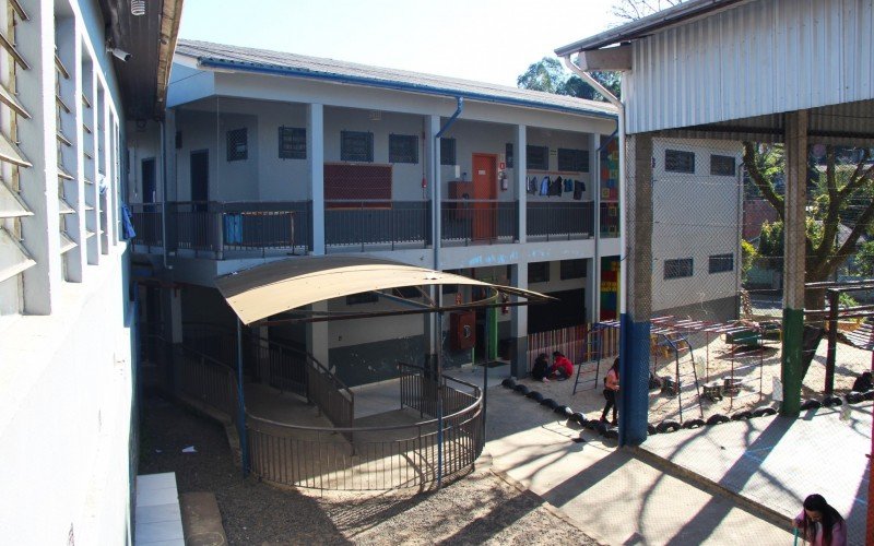 Pátio da escola possui cobertura das câmeras de segurança