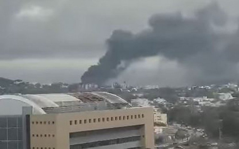 Incêndio na zona leste de Porto Alegre  | abc+