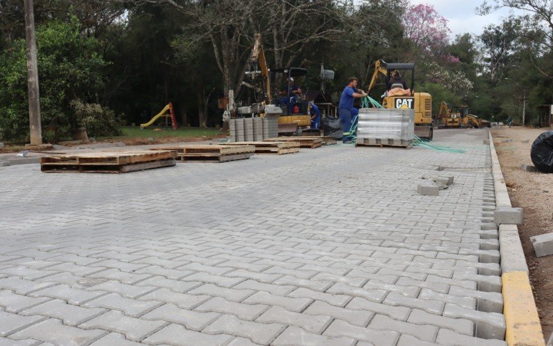 Blocos de concreto, chamados pavs, estão sendo colocados no acesso ao Parque do Trabalhador