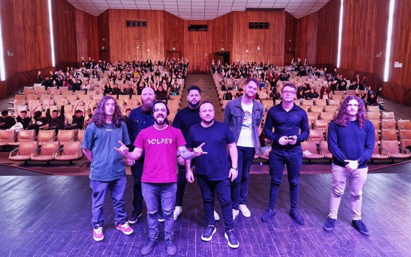 Banda Volper e palestrantes no palco do Centro de Cultura | abc+