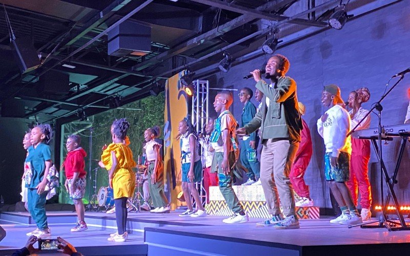 Coral Watoto se apresentou em igreja de Gramado